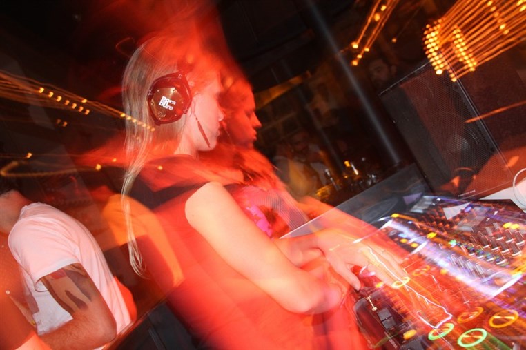 Nora En Pure LIVE at INDIE